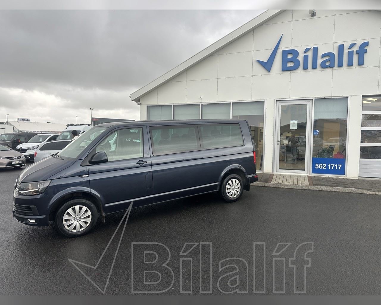 VW CARAVELLE AT